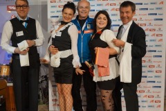 OeOC-Praesident-Karl-Stoss-u.-die-orig.-Chaos-Kellner-des-Menuetheaters