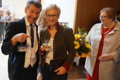 20190405-5-WKOOe-Praesidentin-Mag.-Doris-Huemer-Blumen-fuer-Ingrid-Schoeppl-Stritzinger