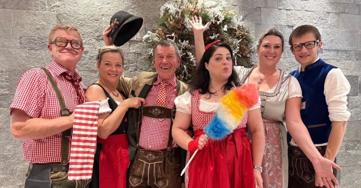 Klinging Waiters Chaos Show