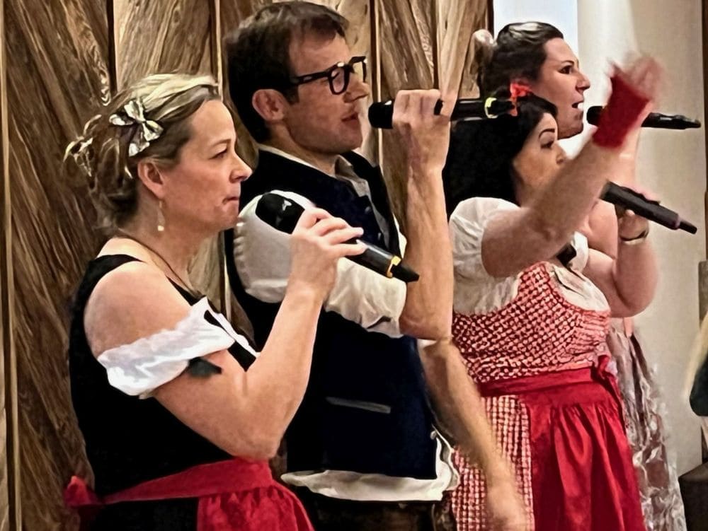 Klinging Waiters 2026