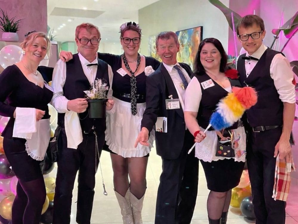 Klinging Waiters Chaos Show